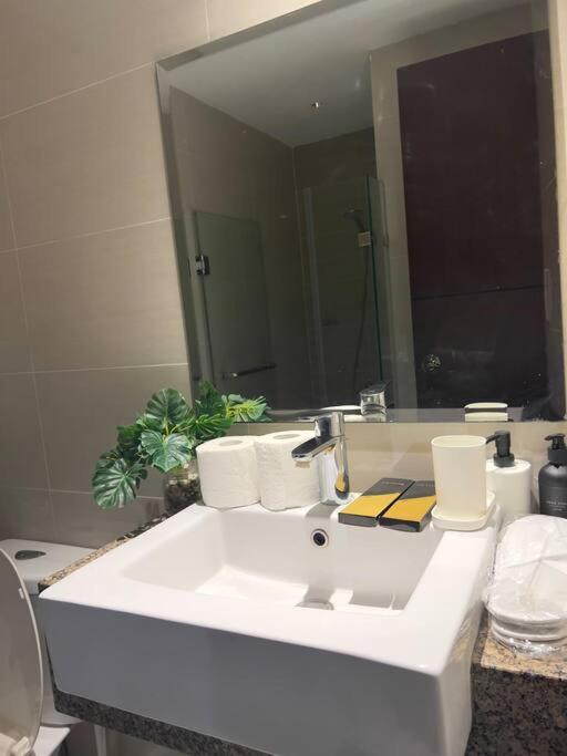 One Uptown Residences Bgc Taguig Eksteriør bilde