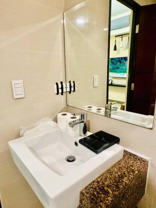One Uptown Residences Bgc Taguig Eksteriør bilde